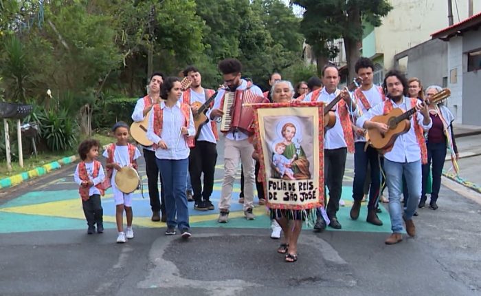 Grupo de Folia de Reis andando pelas ruas