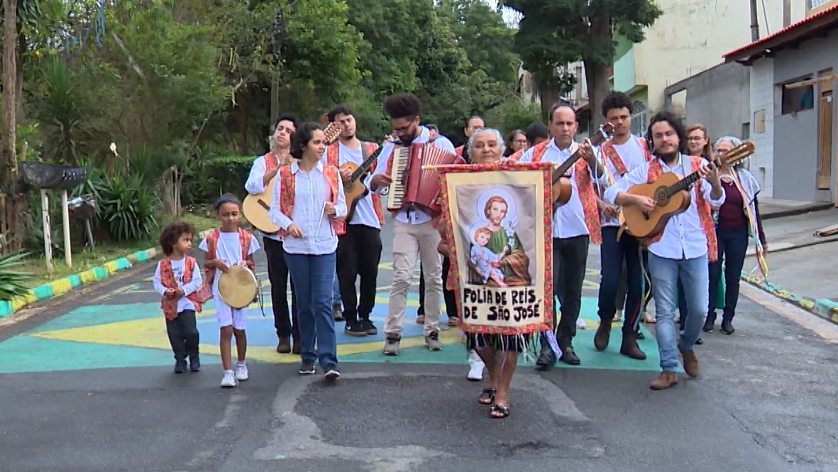 Grupo de Folia de Reis andando pelas ruas