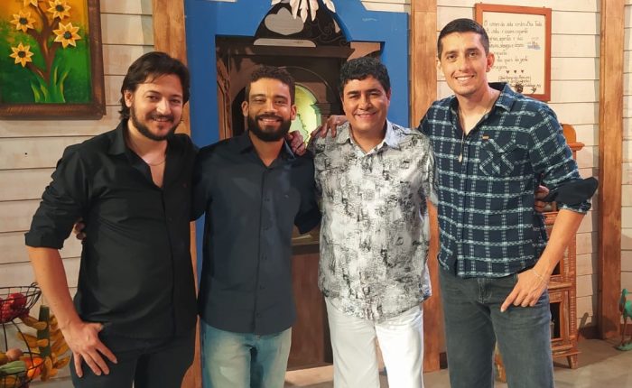 Na foto, padre Paulinho com o o trio de violeiros