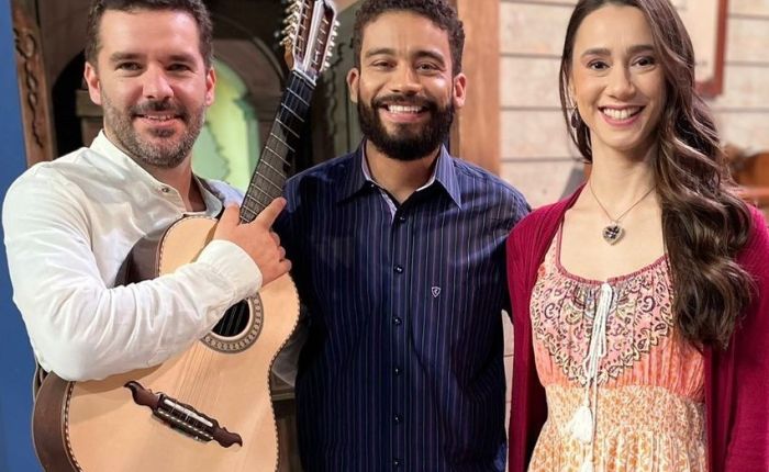 Na foto Padre Paulinho ao centro e os cantores do grupo Música do Interior a esquerda e direita